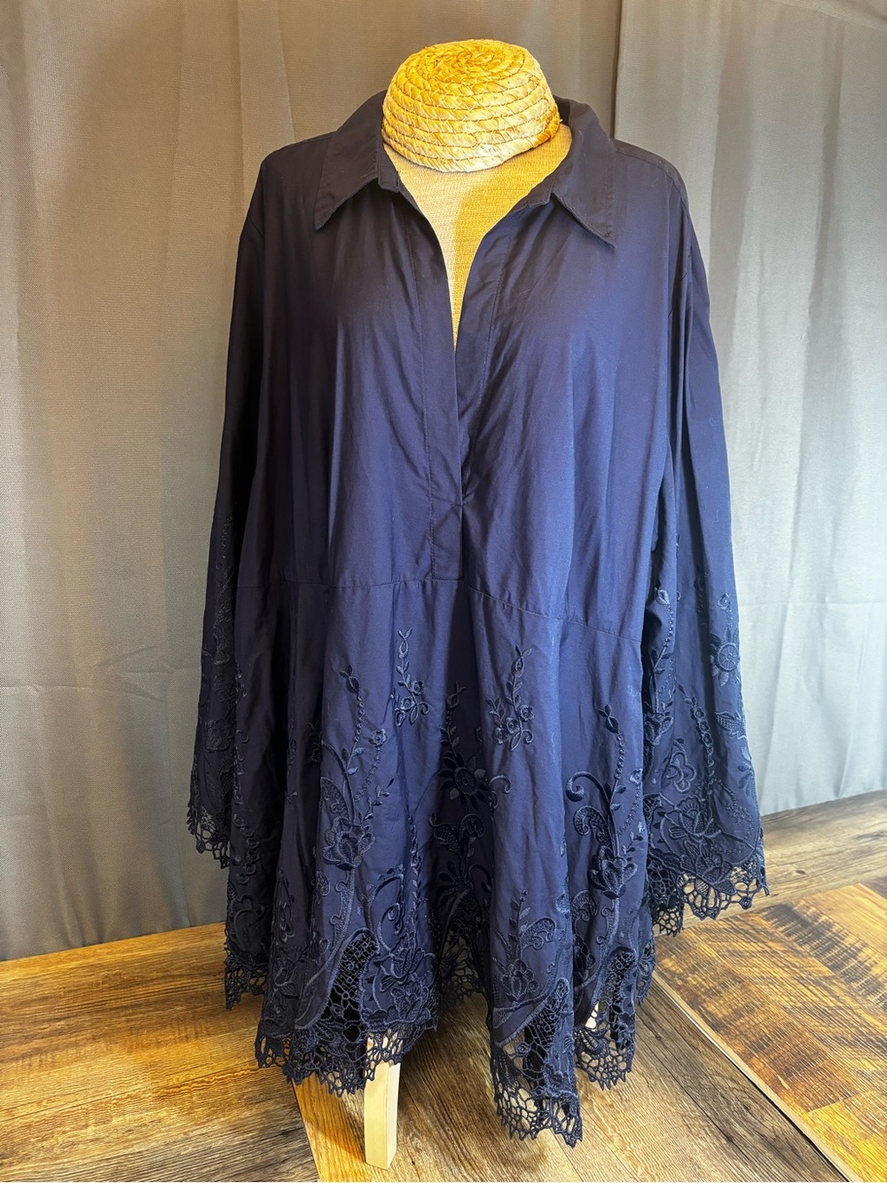 Roaman’s Women's Navy Embroidered lace Tunic 30W (3XL) 100% cotton EUC